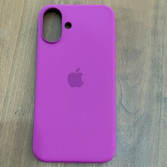 Apple silicone case with MagSafe for iPhone 16 & 16+ - Picture 1 of 4